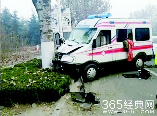 救护车转院途中因雾霾太大撞树上 患者身亡