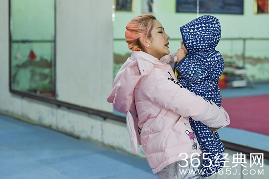 花漾梦工厂第二季何洁不受婚变传闻 花漾梦工厂第二季何洁成拼命三娘