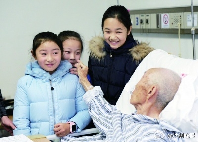 小学生守护倒地老人2小时 将棉衣让给老人我没感觉到冷