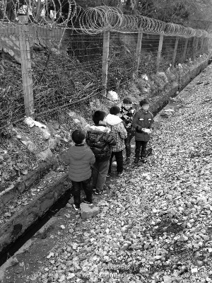 小学生铁轨玩耍火车驶来 民警飞身推开6人