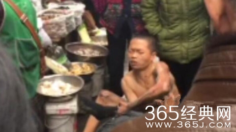 冬日里男子裸身乞讨 称要不到钱回家会挨打