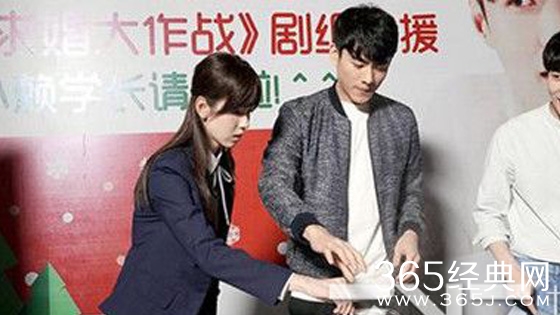 张艺兴陈都灵煮汤圆为粉丝过冬至 超多人聚集围堵