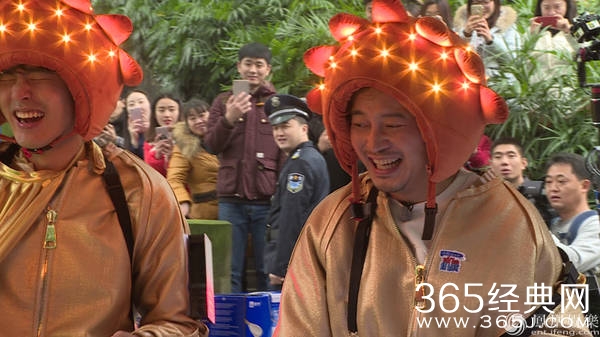 我们的挑战薛之谦装人偶遭群殴 我们的挑战薛之谦长裤惨被撕开叉