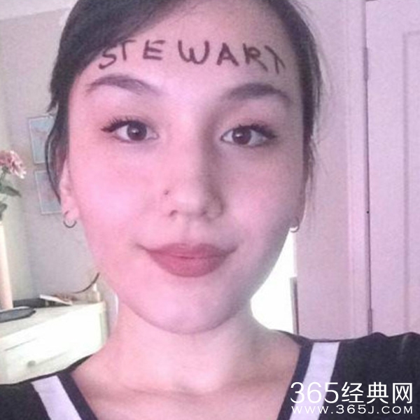 把头塞进马桶证明爱意？17岁亚裔妹凌辱男宠取乐