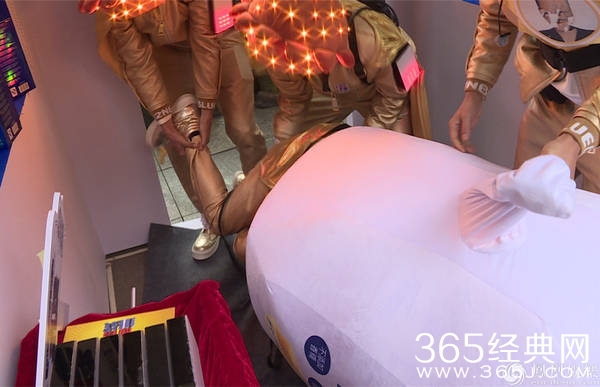 我们的挑战薛之谦装人偶遭群殴 我们的挑战薛之谦长裤惨被撕开叉