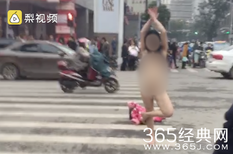 江西一年轻女子闹市街头脱衣 江西一年轻女子闹市街头脱衣完整图片
