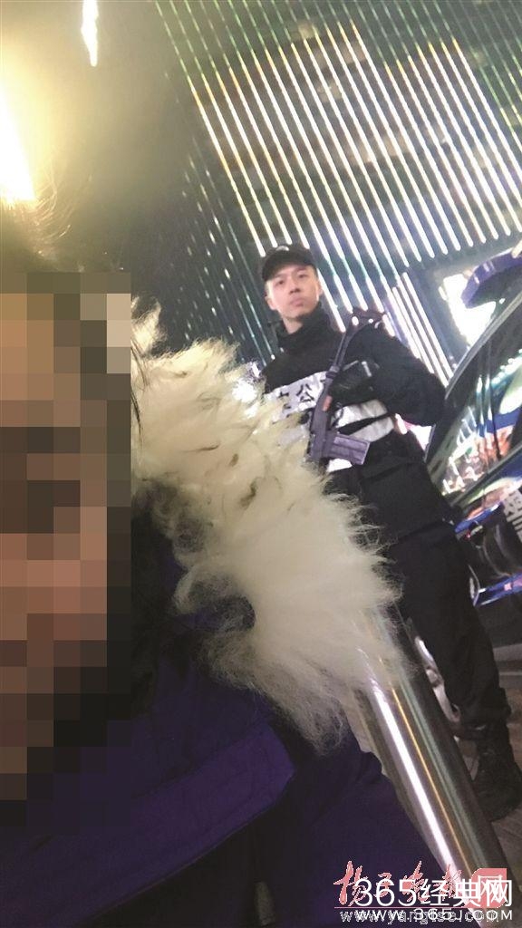 领证当天丈夫执勤 南京特警妻子隔空合影远远看你一眼