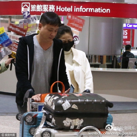 陈乔恩机场亲密搂神秘男是谁 陈乔恩机场亲密搂神秘男现场照