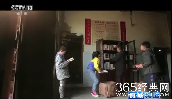 把家里的猪卖了买书柜，让留守儿童有书读