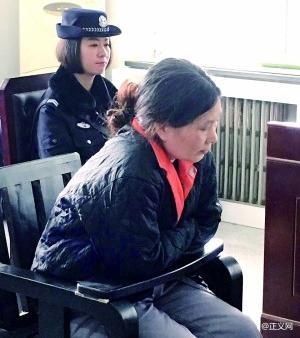 女子吃8千元霸王餐获刑1年：我没钱就得花富人的钱