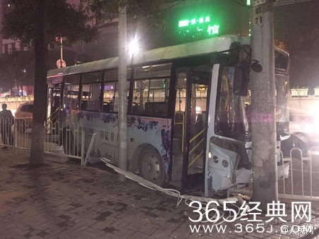 只因坐过站 女子抢方向盘致公交车撞车