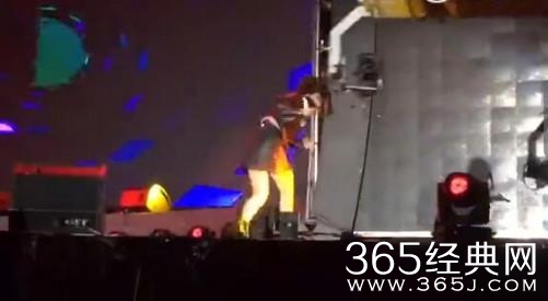 张靓颖被摄像机砸中是怎么回事 张靓颖被摄像机砸中受伤了吗