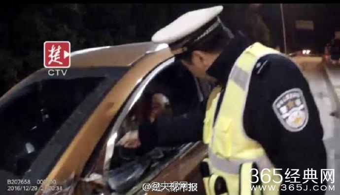 湖北女司机醉酒高速逆行 还拉交警找馆子再喝几杯