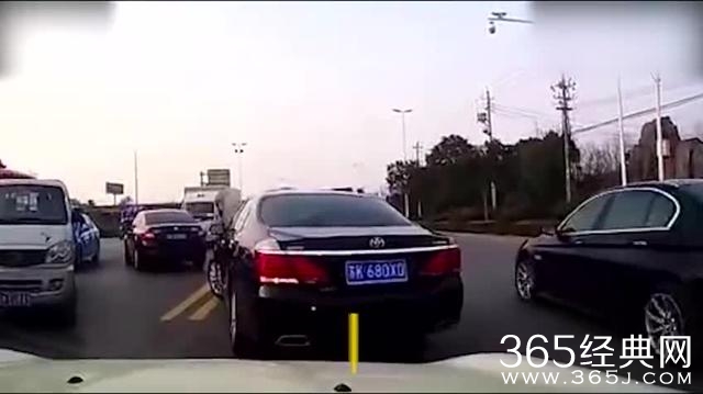 宝马女司机疑似高速恶意变道 致严重车祸后扬长而去