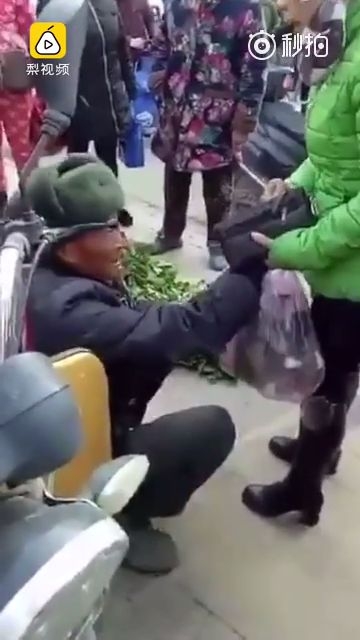 老人卖菜收50元假币落泪 好心路人硬塞100元