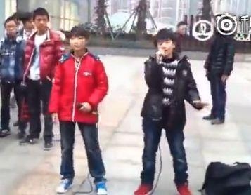 王俊凯王源早前街头演唱视频 歌声稚嫩引喝彩