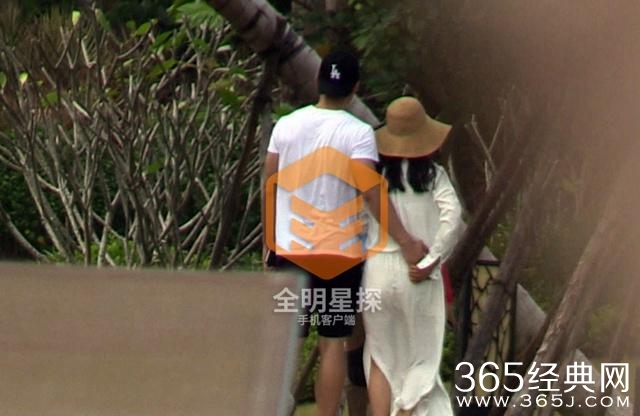 李冰冰姐弟恋曝光 二人甜蜜轻吻男友当众摸臀