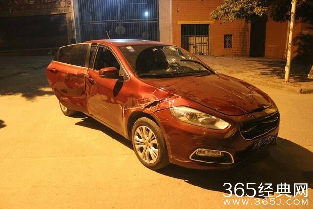 男子醉驾连撞13车 扮围观群众当场被逮