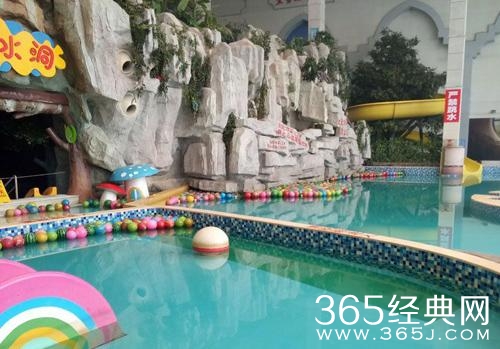 4岁男童泳池溺亡 挣扎时母亲在几米外看手机浑然不知