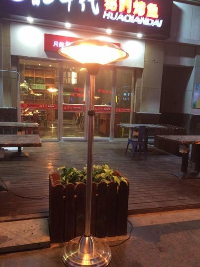 为报恩餐厅老板门口设取暖器 供路人免费取暖