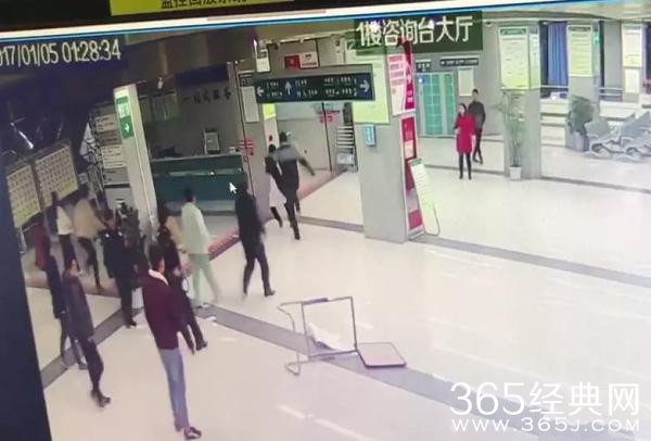 因科室没床位 4男子围殴女医生