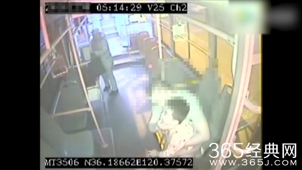 孩子突发疾病 青岛男子穿短袖光脚在寒冬街头跪地拦车