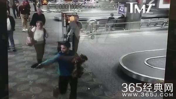 美机场枪击案现场视频曝光 行凶者冷静走过行李处掏枪射击