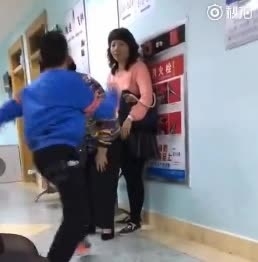 男孩连续飞踹妈妈 只因不让玩手机
