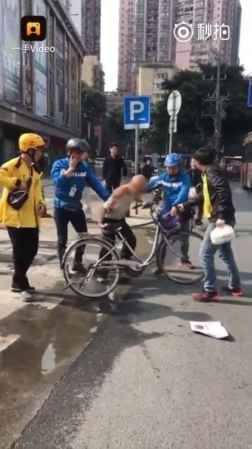 老人专偷外卖  遭3外卖小哥蹲守围殴
