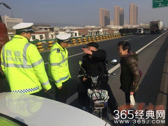 八旬老汉骑三轮上高速逆行 吓坏过路车