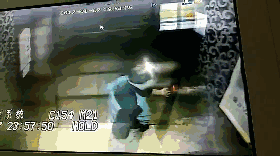 老人被困电梯激动踹门 被救出后暴打维修工