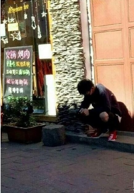 易烊千玺烤肉店蹭WIFI被拍 粉丝调侃老司机