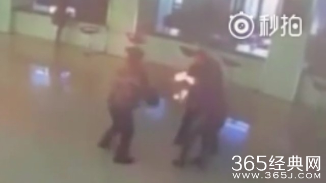 女子婚姻登记处头部烧成火球 丈夫点火淡定离开