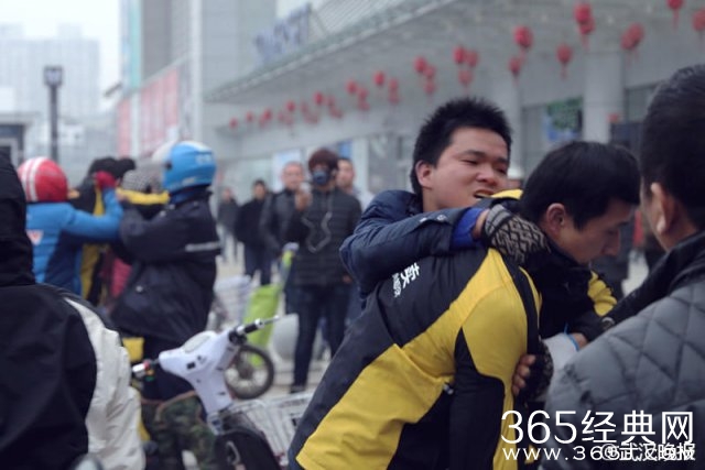 美团大战饿了么 外卖小哥约架