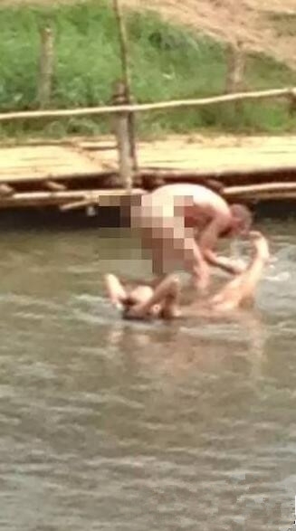 2名外籍游客在泰国二战纪念桥裸体游泳现场无码照片流出