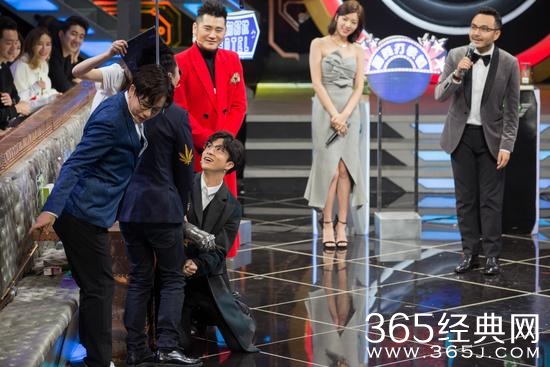 杨迪要薛之谦跪地捶腿是怎么回事 薛之谦跪地捶腿图