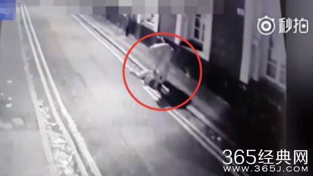 对女友拳打脚踢还拖行百米 路人看到却未制止