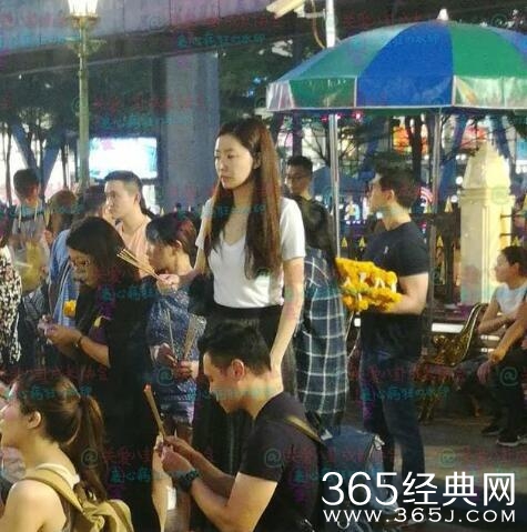 熊黛林与富二代老公泰国拜佛 熊黛林泰国拜佛是在求子