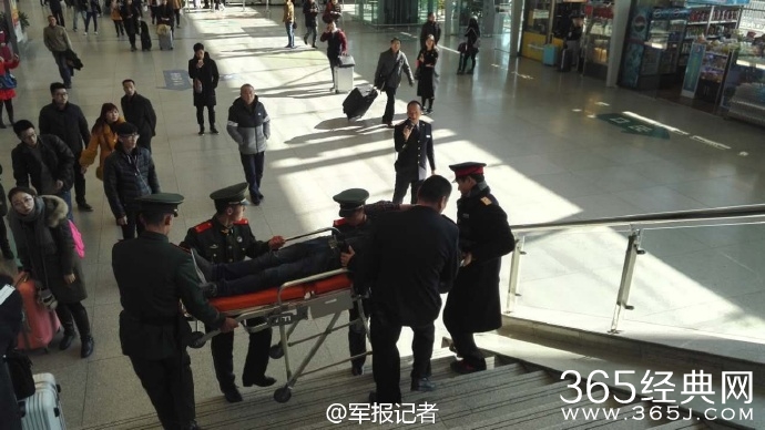 火车站执勤兵哥哥及时救助昏厥群众