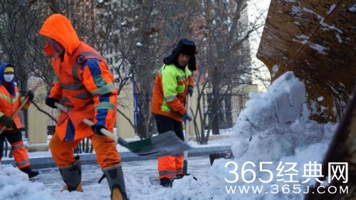 环卫工人频收奇葩福利 关爱慰问为何屡遭尴尬