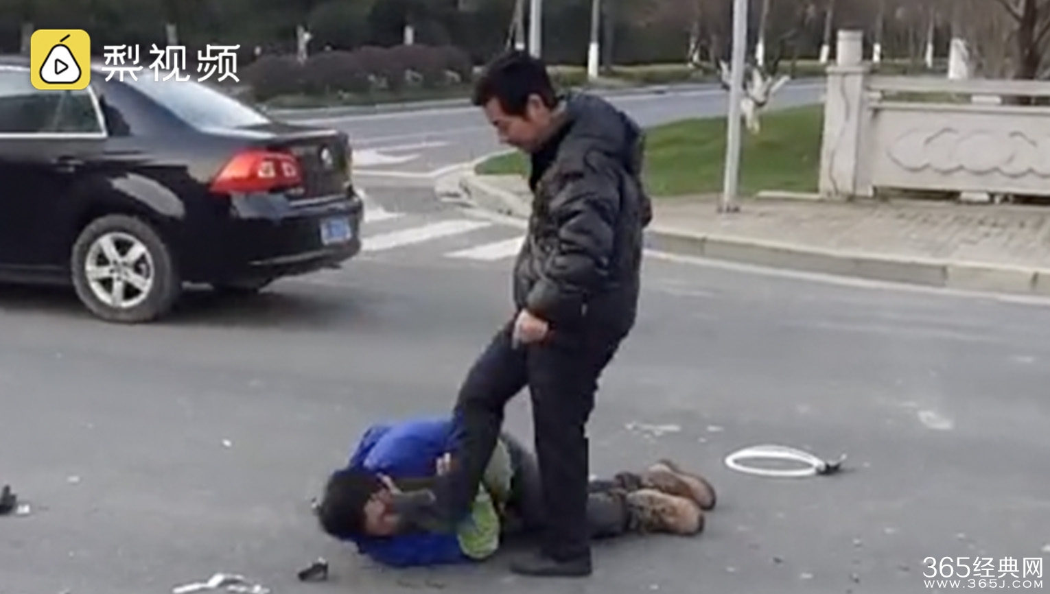 驾校教练酒驾撞倒电瓶车 数次踢伤者脸部