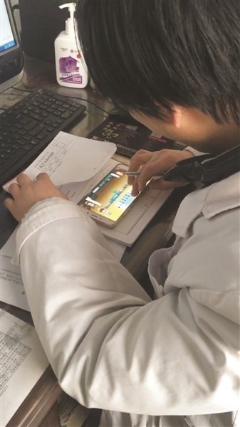 江苏一女医生边开检查单边斗地主 院方罚2千元