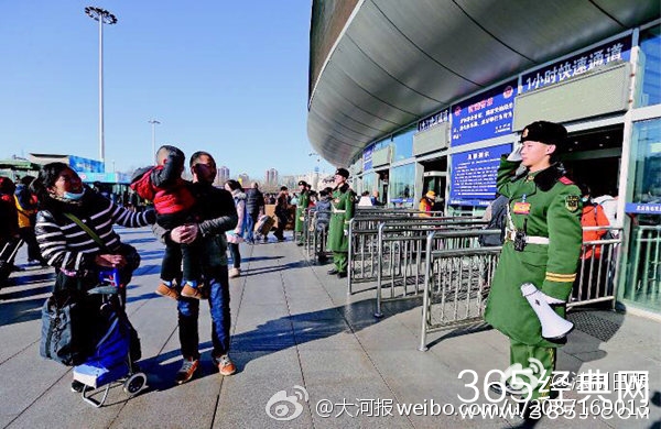 父母来看望 战士岗位上敬军礼