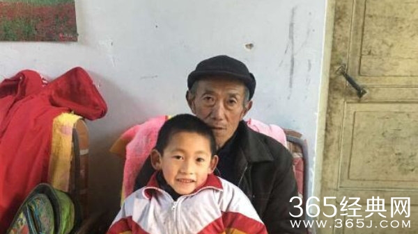 你不长大我不敢走 济南七旬老汉和7岁孙子相依为命