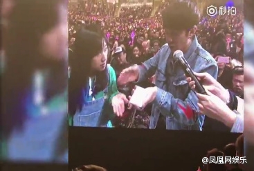 周杰伦演唱会变了什么魔术 周杰伦演唱会变魔术送票给粉丝