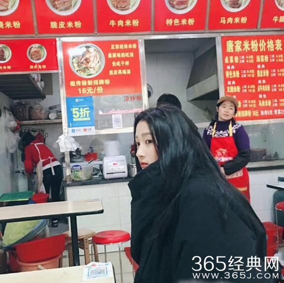 关晓彤素颜吃路边摊 深夜放毒照片