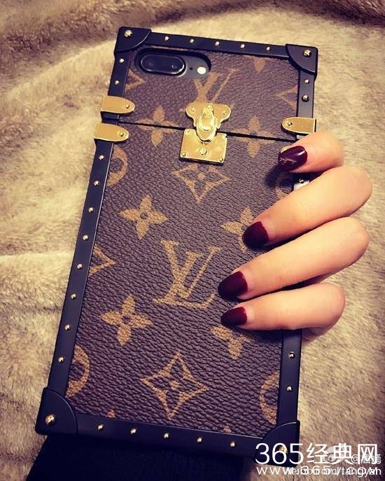 唐嫣手机壳是什么牌子多少钱 唐嫣手机壳为什么被吐槽