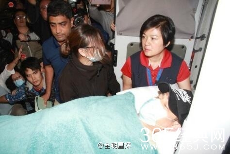 刘德华凌晨抵达医院 额头有伤状态清醒