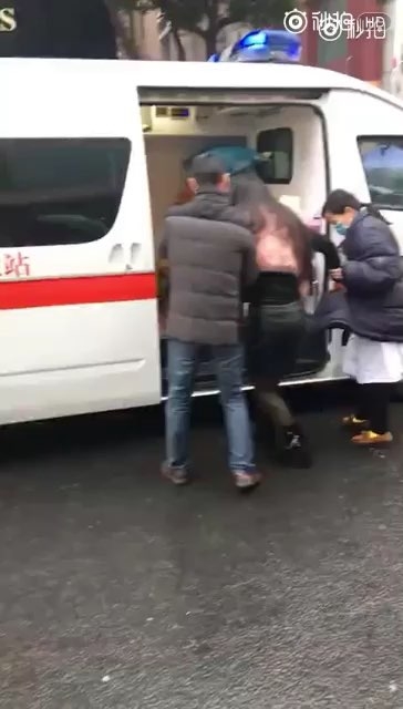 金坛街头原配砍伤小三 丈夫殴打原配满地鲜血