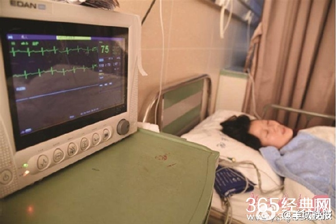 两伙年轻人KTV内械斗 大妈空手夺白刃